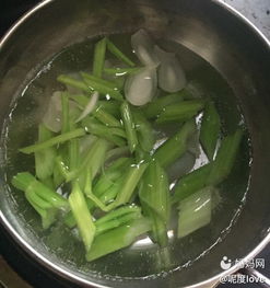  简单清口的西芹百合我自己可以吃一盘
