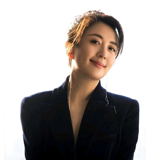  真佩服杨童舒的气质感,穿宝蓝色天鹅绒西装干练优雅,端庄稳重