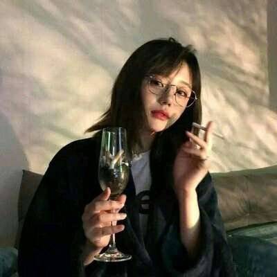  冷淡酷女生ins头像ins潮图女生头像