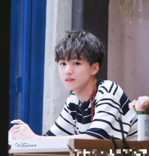  王俊凯盯着这个金发小女孩看了好久,笑眯眯的,还露出小虎牙