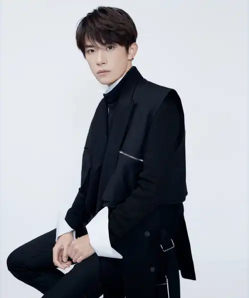 霸道总裁型男范易烊千玺长大了,一身黑色look变国民男友  霸道总裁型男范易烊千玺长大了,一身黑色look变国民男友
