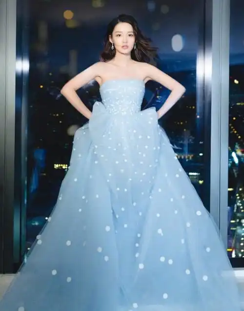 李沁怕是来历劫的仙女吧一袭水蓝色连衣裙,美得令人心动 李沁怕是来历劫的仙女吧一袭水蓝色连衣裙,美得令人心动