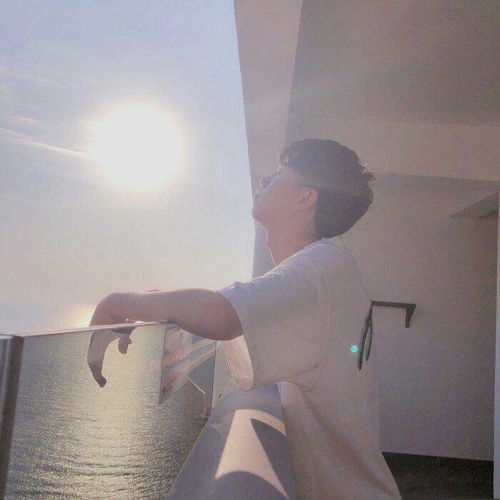 有哪些男士的背影图片可以当头像的黑色的,冷酷的那种 有哪些男士的背影图片可以当头像的黑色的,冷酷的那种