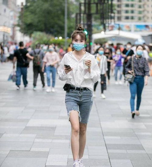  运动型瑜珈裤尤其女性化,更加活泼