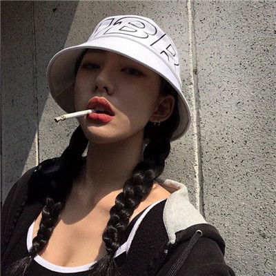  女生超拽霸气吸烟头像2018最新我不是圣人也会有喜怒哀乐