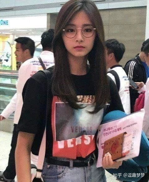 子瑜为什么能称女团真人美貌第一人看看路人镜头下的她多美