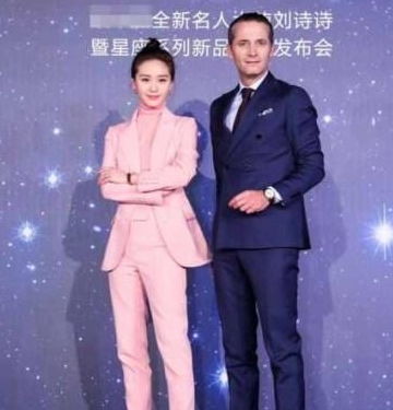  同样是30岁,同穿粉色套装,你觉得刘诗诗和刘亦菲谁更美