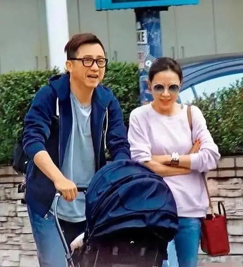  60岁庾澄庆晒全家合照,和小14岁妻子带子女游玩,生活滋润