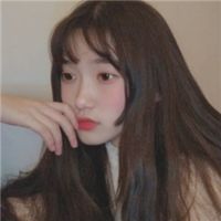  爱搞怪的女生,用手机挡住脸认不出来了