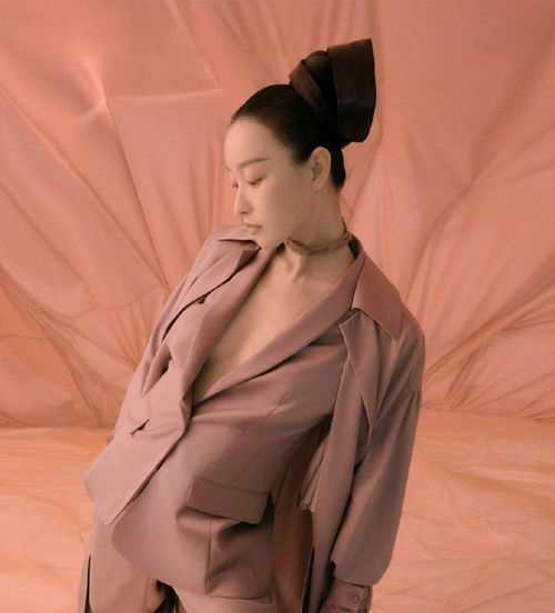  倪妮时尚杂志曝光,藕粉西服套装真空出镜,驾驭浮夸发型依然高级