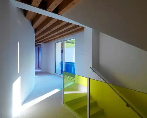  彩色玻璃幼儿园设计中的旦角