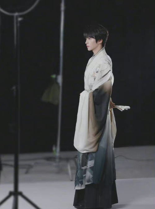  刘宇国风拍摄花絮释出,身着黑白渐变汉服手持折扇,仙气十足