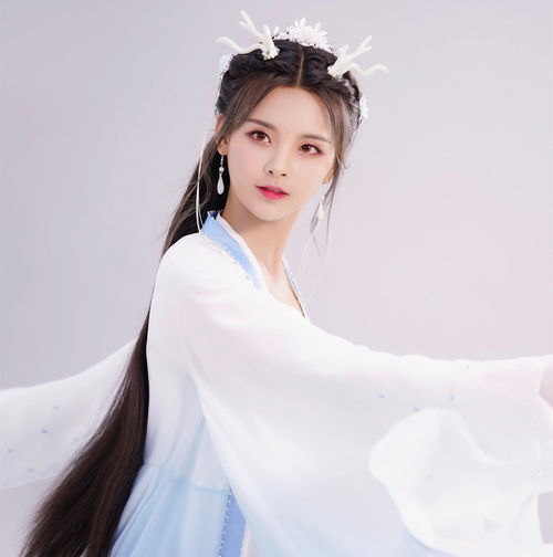  杨超越片场与导演举止亲密,不避嫌大胆背后抱与清纯形象反差大