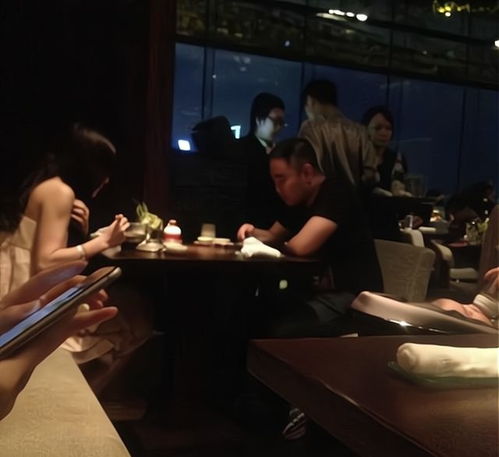  55岁阔太温碧霞与神秘男约饭,穿抹胸裙秀美肩,被赞看起来像30岁
