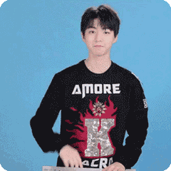  刘昊然不愧是国民弟弟穿民国装与王俊凯比帅,少年感爆棚