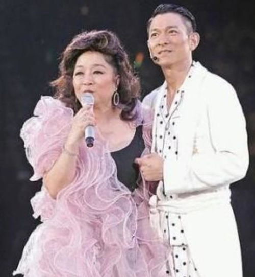  71岁徐小凤至今单身,大方献吻男粉丝,自然老去的天然脸魅力十足