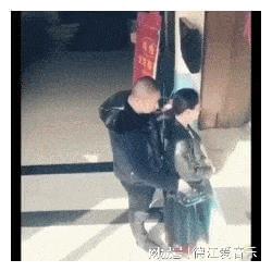  女同事穿成这样来我办公室,一直在卖骚,我有点扛不住啊