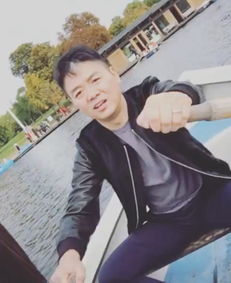 章泽天晒合影秀恩爱刘强东变船夫摇桨划船