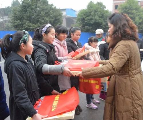  让爱伴您回家温暖一路同行宜宾巾帼志愿者热情服务返乡农民工