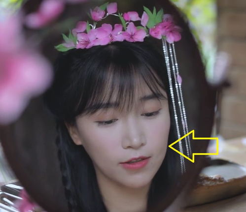  李子柒再获大奖穿浅色汉服领奖仙气十足,传播中华文化受称赞