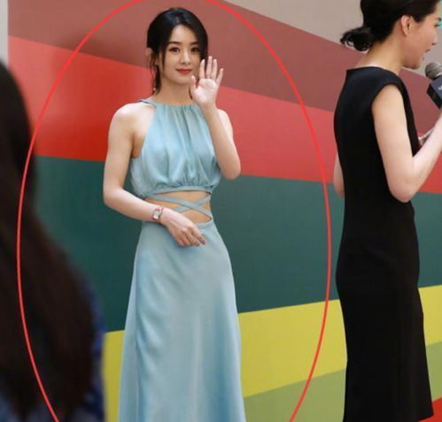  赵丽颖现身围三层保镖,淡蓝长裙仙气十足,蚂蚁腰实力抢镜