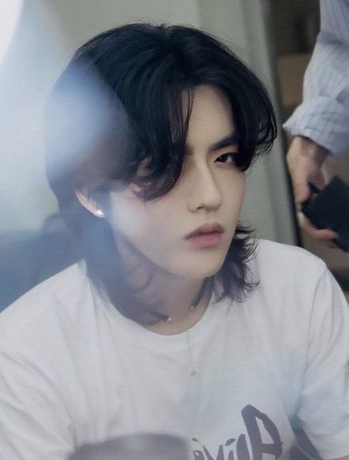  黄子韬狼尾发型像日系美男,自诩长发美女,不如吴亦凡帅气