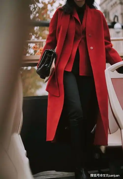  这位时尚博主的穿搭很高级,红色大衣配黑色打底裤,让人眼前一亮