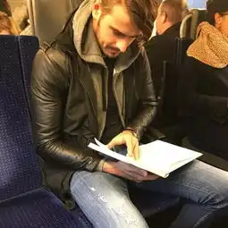  有人专门偷拍读书型男,脑补小黄文,圈粉百万还出了书