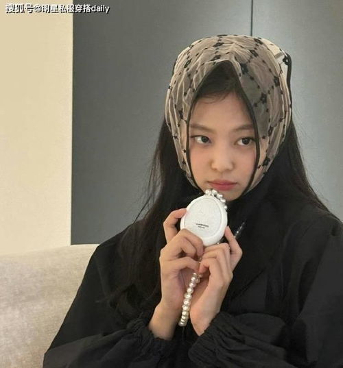  jennie又戴头巾了街头示范看起来很普通的头巾如何戴出时髦感
