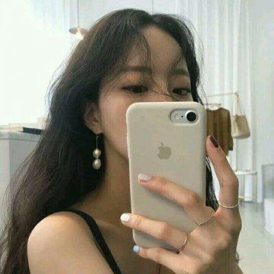  拿苹果手机的女生头像挡脸苹果手机可爱头像