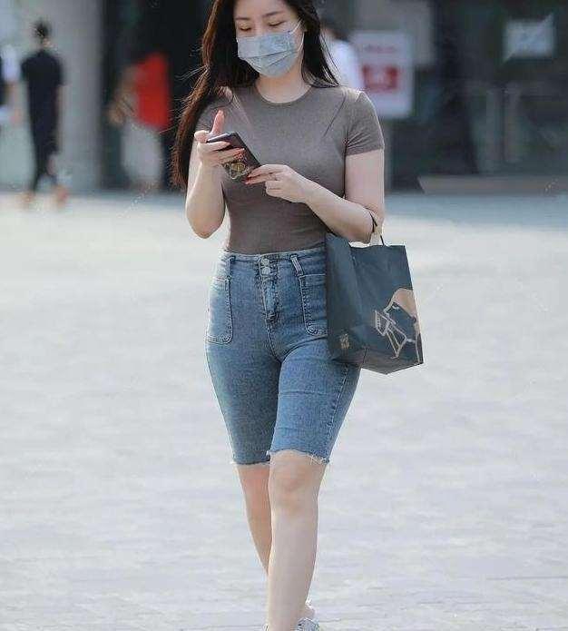  打底裤穿搭干净清爽,时尚街拍里的王者,还能大方得体