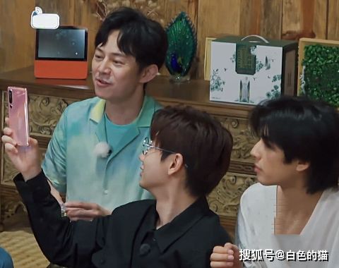  薇娅向往4直播出现卡顿时,镜头扫过宋威龙,谁注意他在干嘛