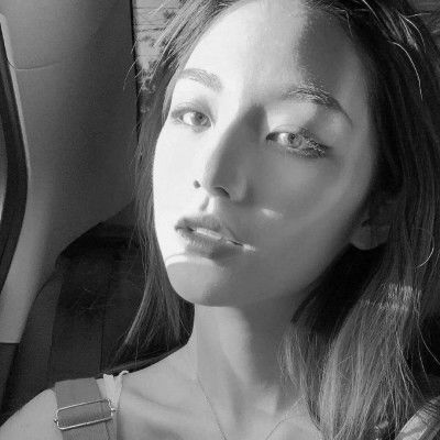  成熟简单黑白气质微信女头,有点伤感的样子