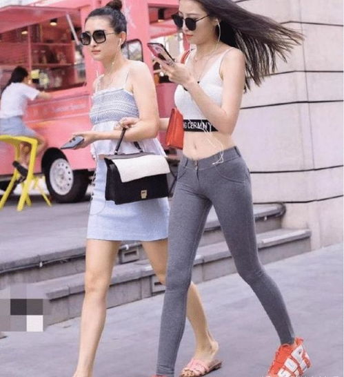  小姐姐的身材气质好,简单时尚的瑜伽裤打扮,低腰美更为抢眼几分