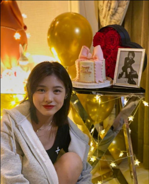  汪峰16岁女儿异性缘太好一脸浓妆风格成熟,多位帅哥陪她庆生