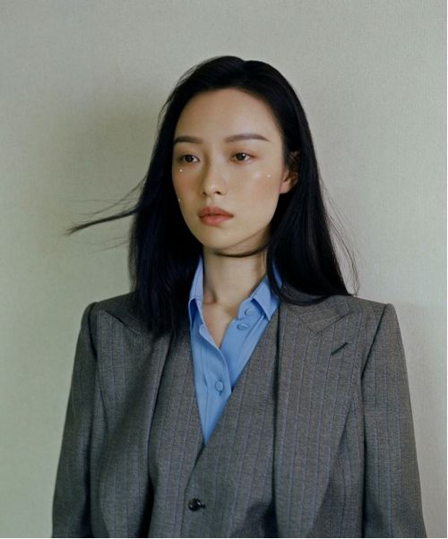  倪妮的别样风格,白色t恤搭配浅色牛仔裤,经典时尚