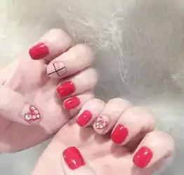  冬季红色美甲给冬季抹上一点红色