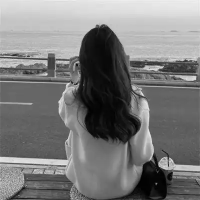  黑色高级感女生头像背影图片