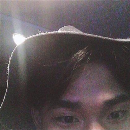  孤独颓废的头像男生,是男人就不要颓废下去