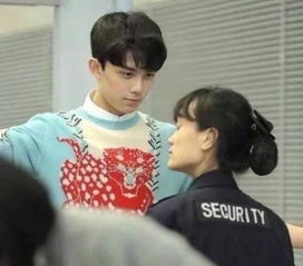  明星过安检各不同,李易峰呆萌杨洋撩人最与众不同要数他