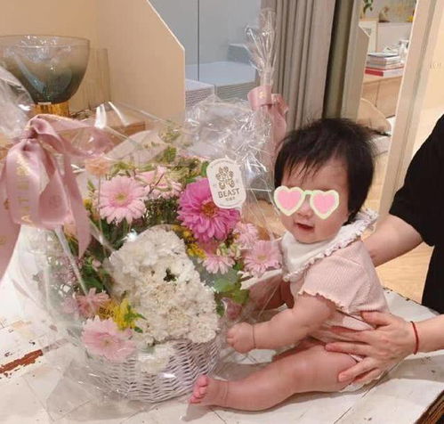  张子萱带女儿们过六一,单手抱安安比心妈妈力max,陈赫真是有福