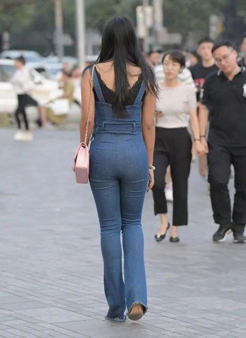  穿着一身瑜伽裤的小姐姐,才能让着装演绎出时髦感,裁剪独特