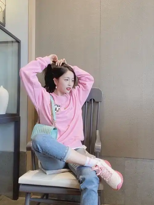 sunnee撞衫吴宣仪,明明都是粉色造型,却一个帅气一个甜美 sunnee撞衫吴宣仪,明明都是粉色造型,却一个帅气一个甜美