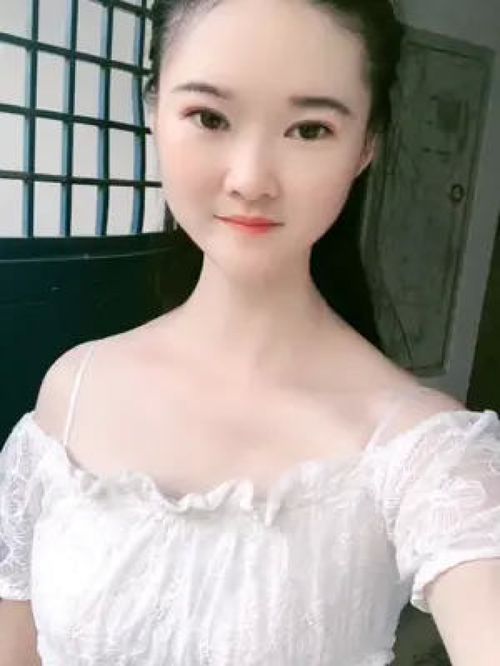  哥,你下班了吗,今天累吗,手别往下划了,帮妹点个爱吧,不点也行,点右下角箭头点朋友圈,我想认识你