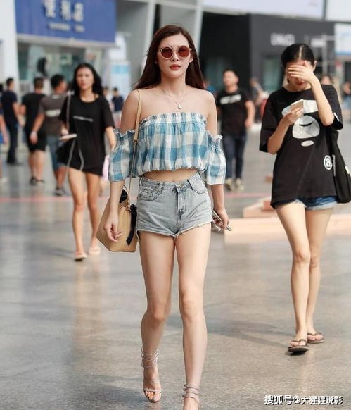  街拍小姐姐纯白修身连体衣,镂空后背设计很前卫,时髦又显瘦