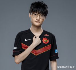  fpx小天盲僧之战击败小花生,出装看懵解说怎么回事啊