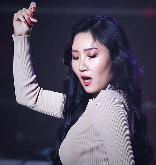  曝华莎演出淫乱罪被传曾穿三角裤下蹲摸私密,穿露脐校服疑反击