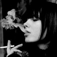  吸烟的欧美女人
