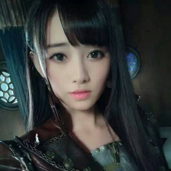  她是谁,求指教