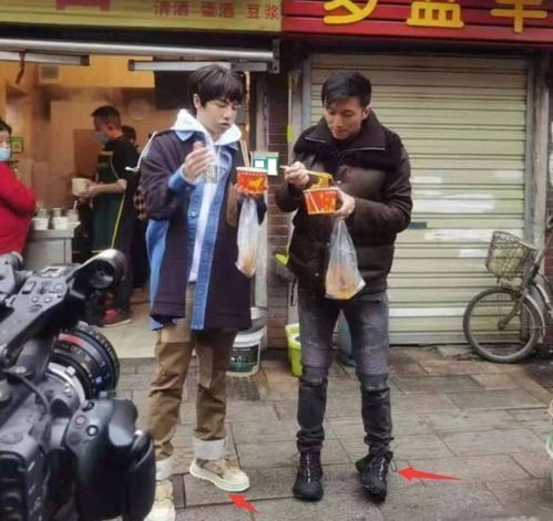  网友滑雪偶遇谢霆锋,戴墨镜帅气十足,与粉丝合影暴露真实身高